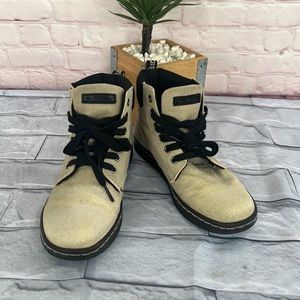 Dr Marten’s Airwair Maelly chukka ankle canvas tan booties size 7